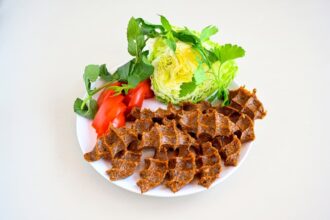 10 Dakikada Ev Yapımı Pratik Etsiz Çiğ Köfte Tarifi